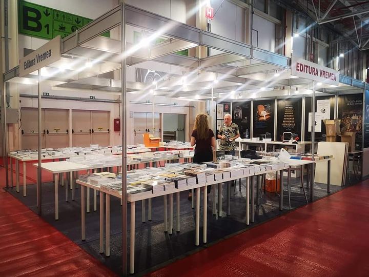 Le kiosque des éditions Vremea au Salon du livre Bookfest