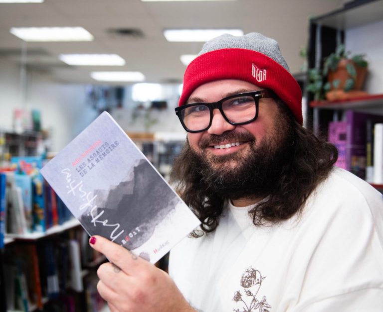 Adis Simidzija avec son livre, Les assauts de la mémoire