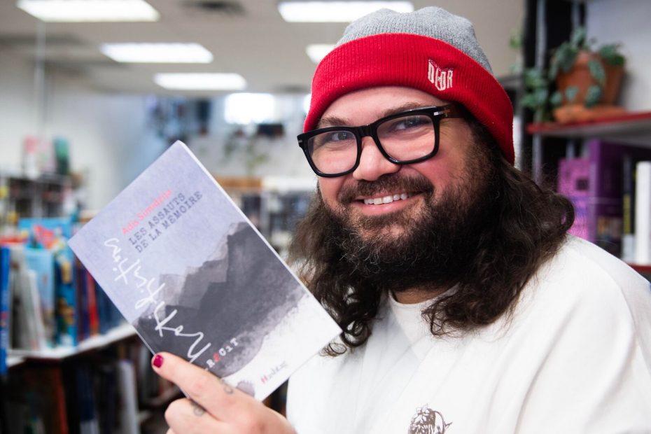 Adis Simidzija avec son livre, Les assauts de la mémoire